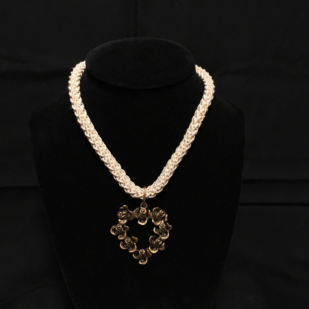 rope and pendant choker